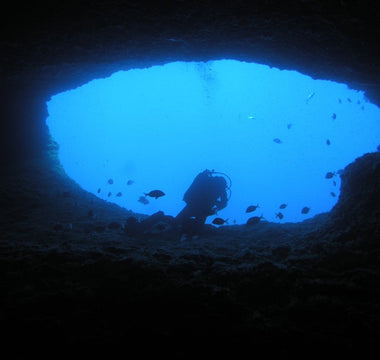  Exploring Underwater Caves: The Thrills and Challenges of Cave Diving  